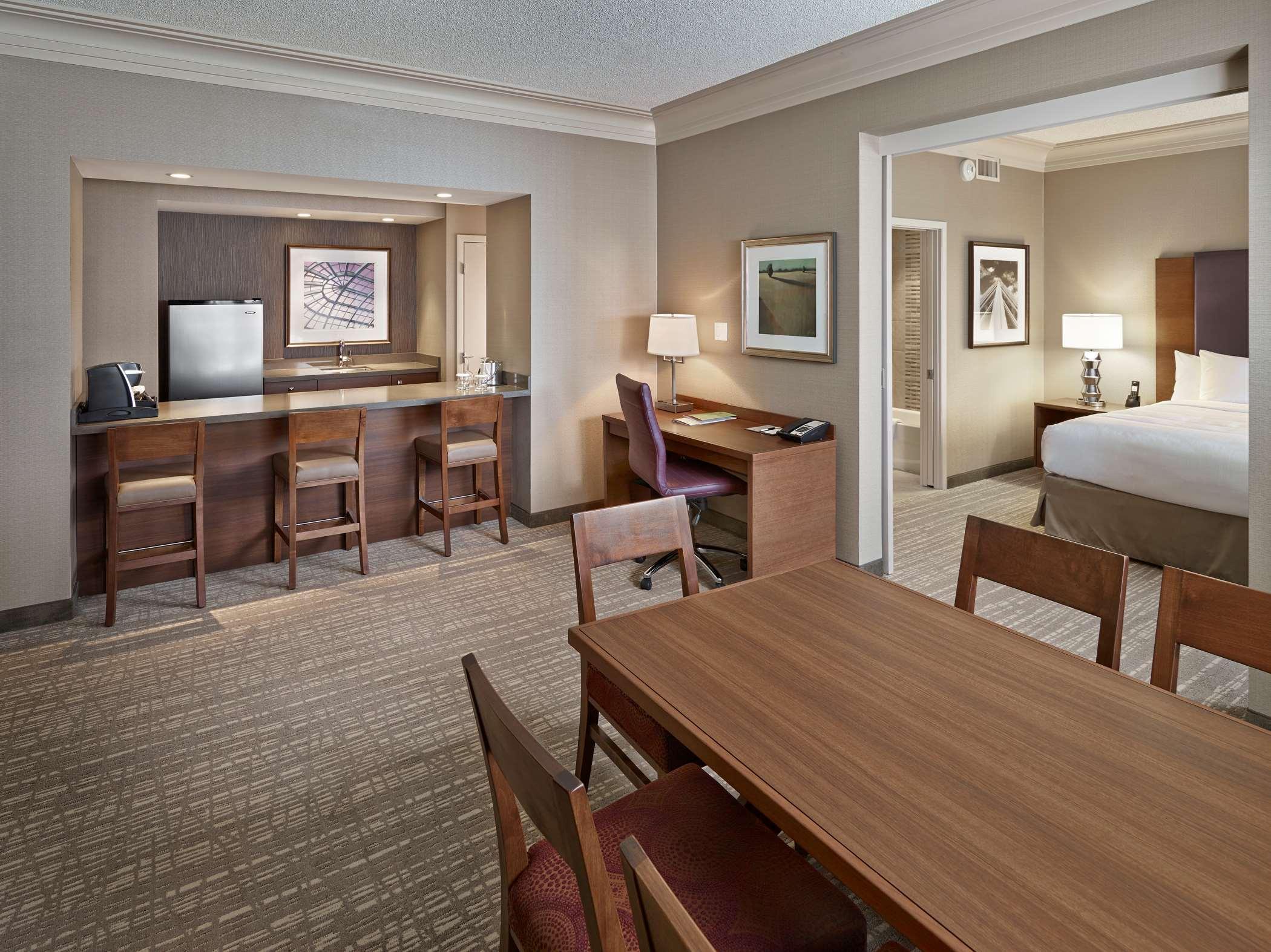 Hotel Doubletree By Hilton West Edmonton Extérieur photo