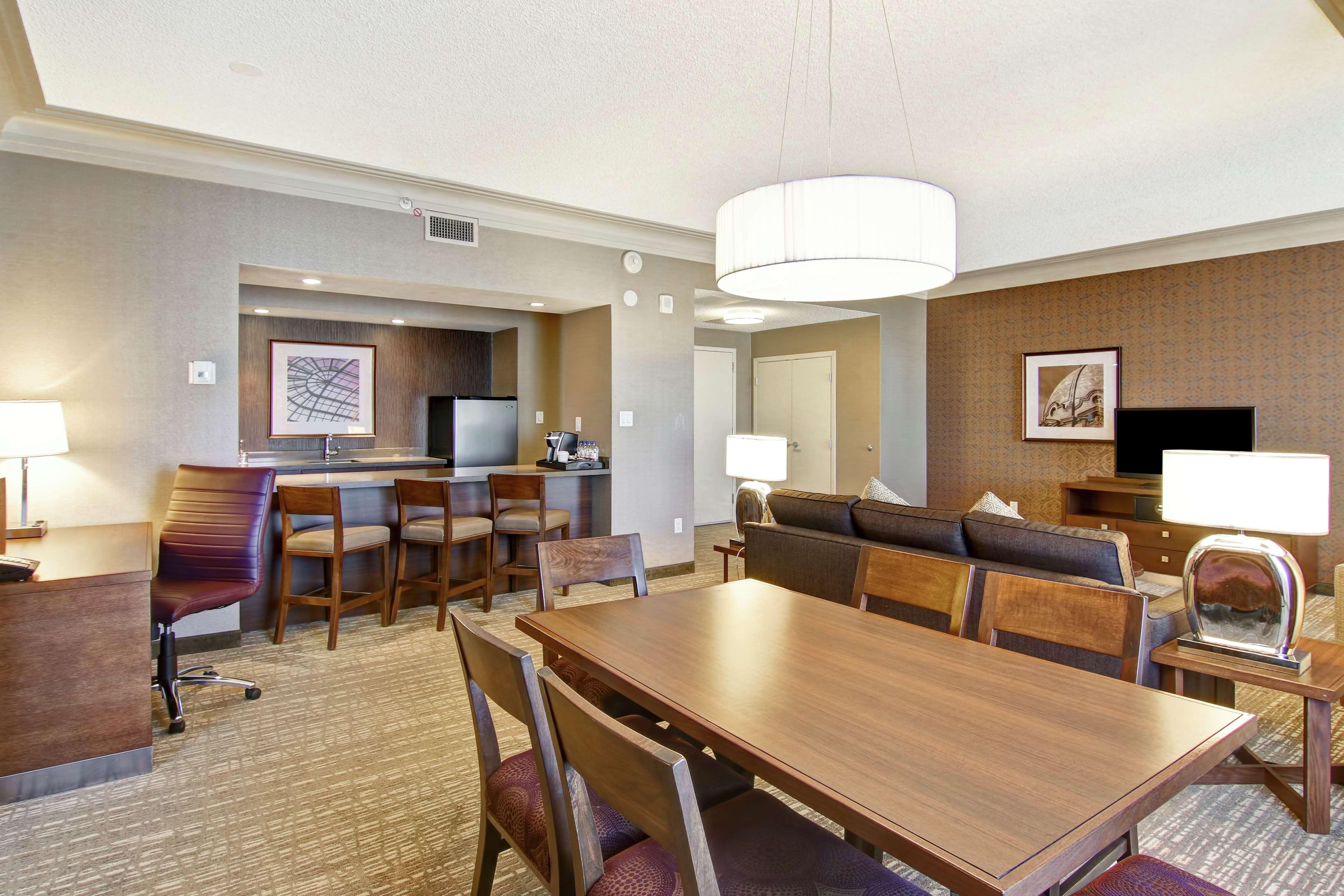 Hotel Doubletree By Hilton West Edmonton Extérieur photo