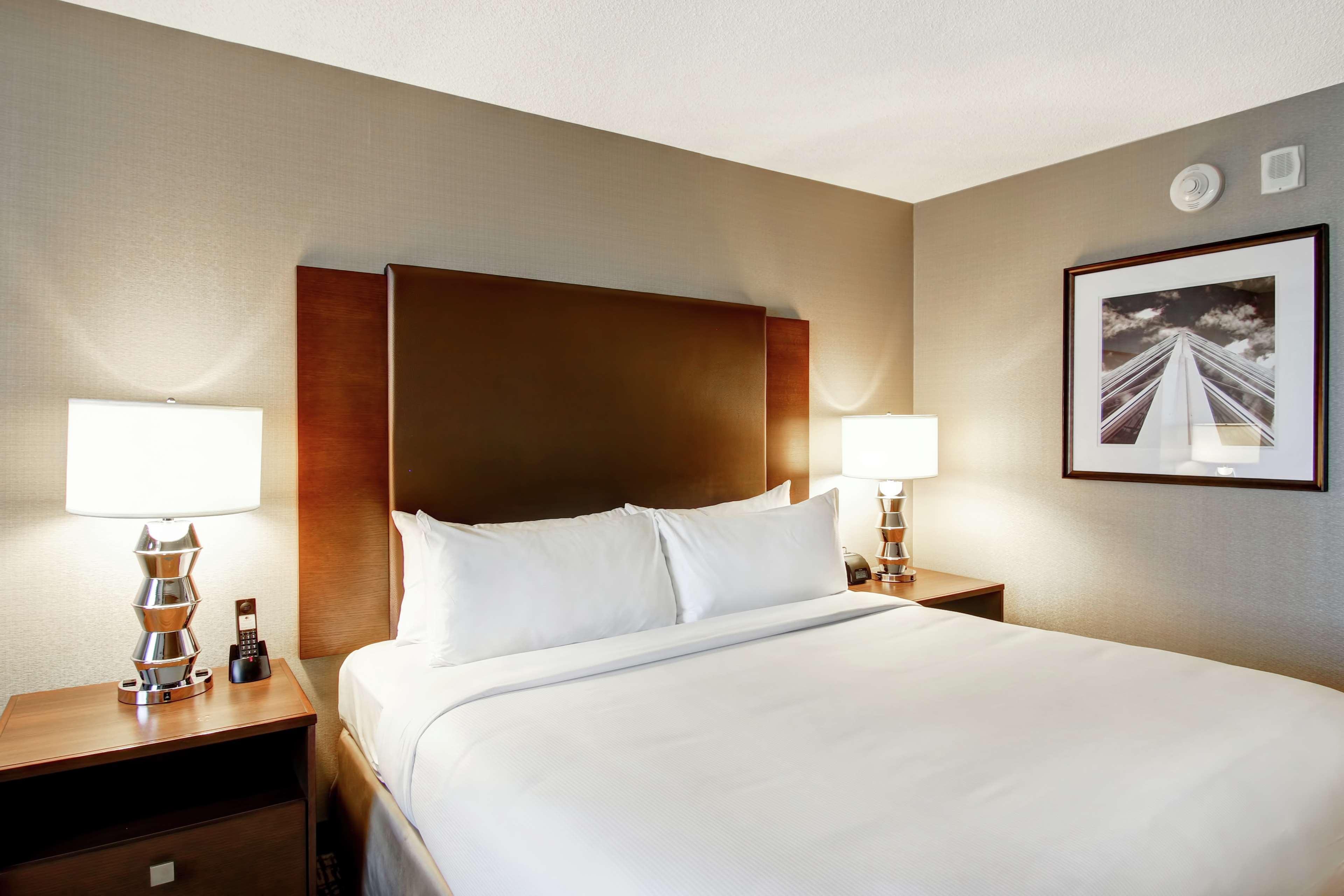 Hotel Doubletree By Hilton West Edmonton Extérieur photo