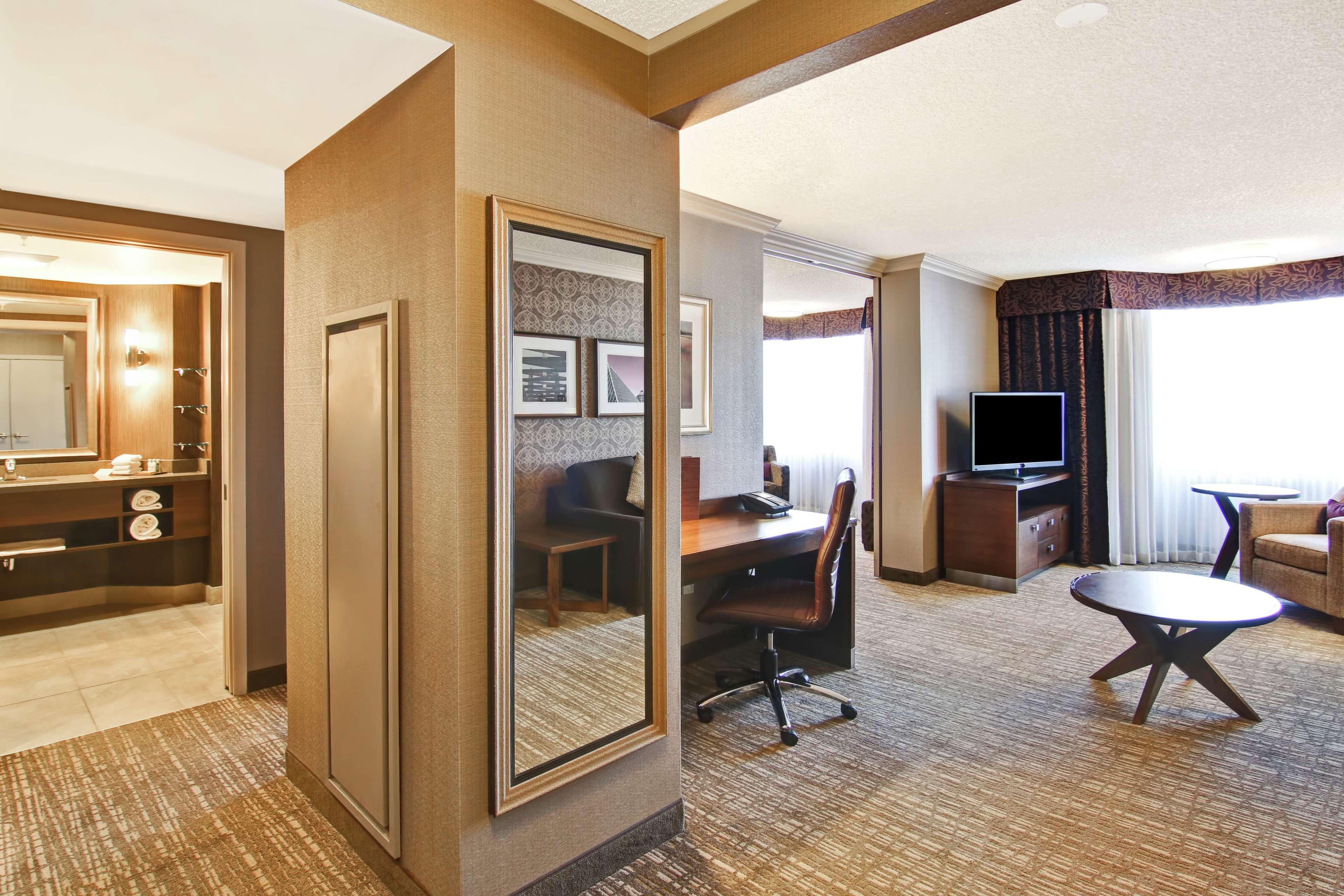 Hotel Doubletree By Hilton West Edmonton Extérieur photo