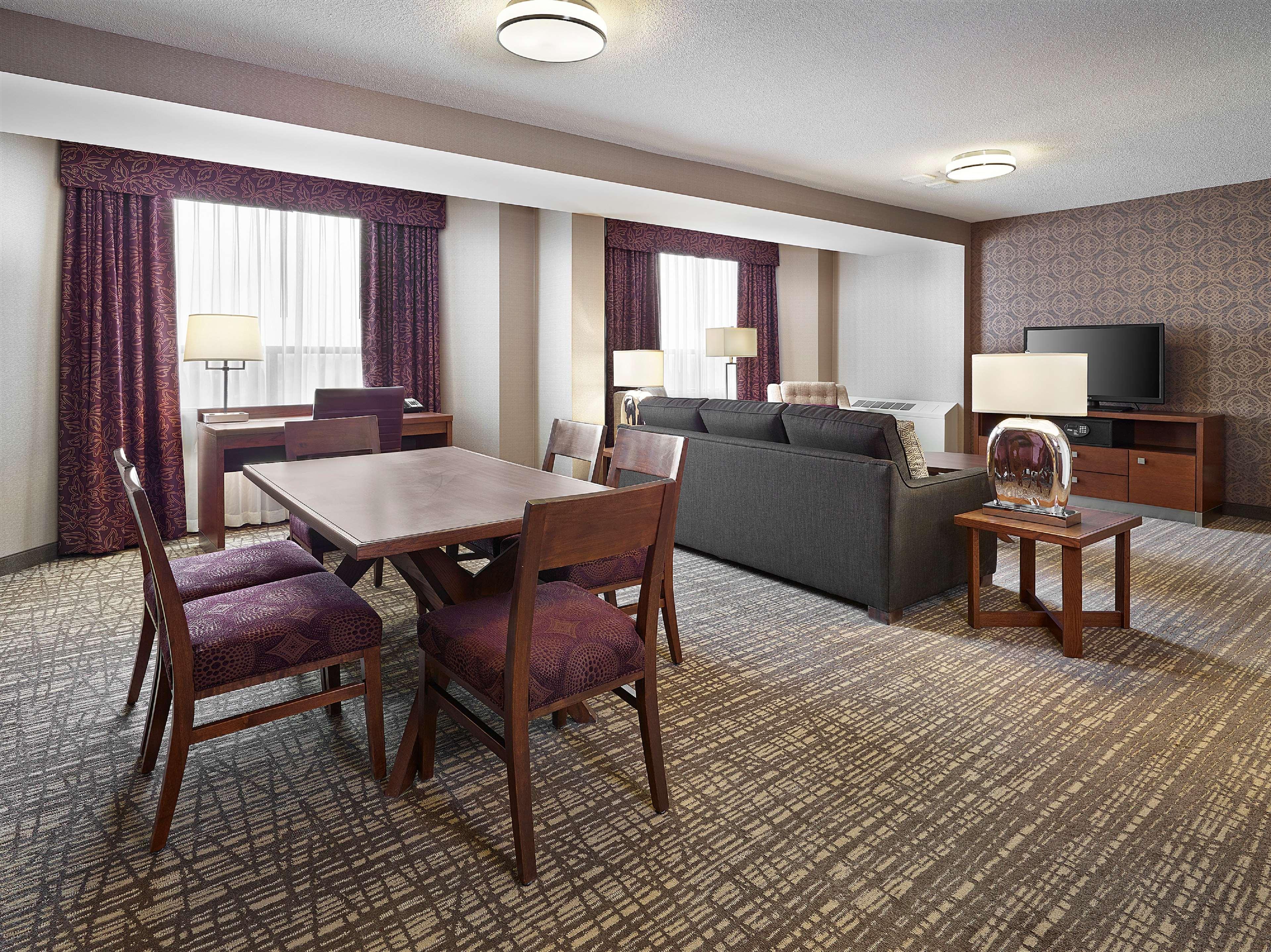 Hotel Doubletree By Hilton West Edmonton Extérieur photo