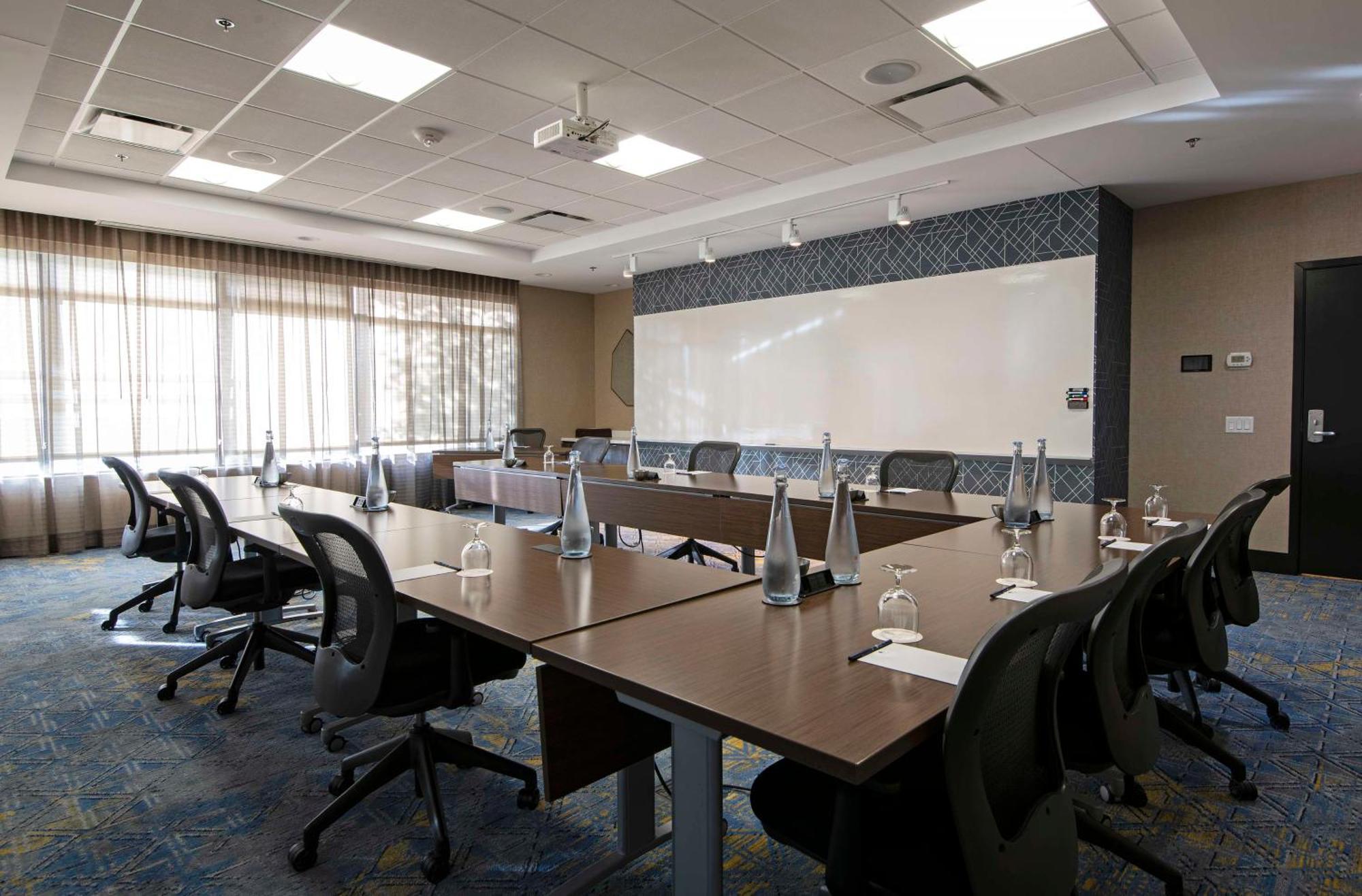 Hotel Doubletree By Hilton West Edmonton Extérieur photo