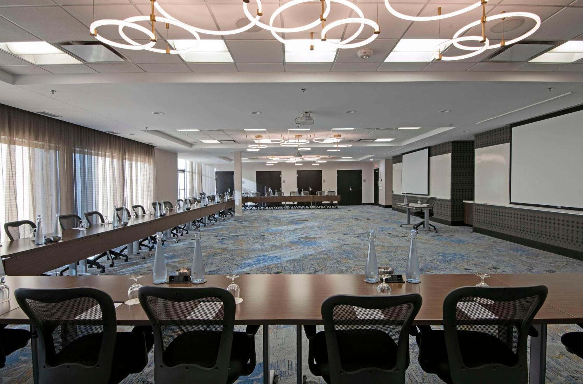 Hotel Doubletree By Hilton West Edmonton Extérieur photo