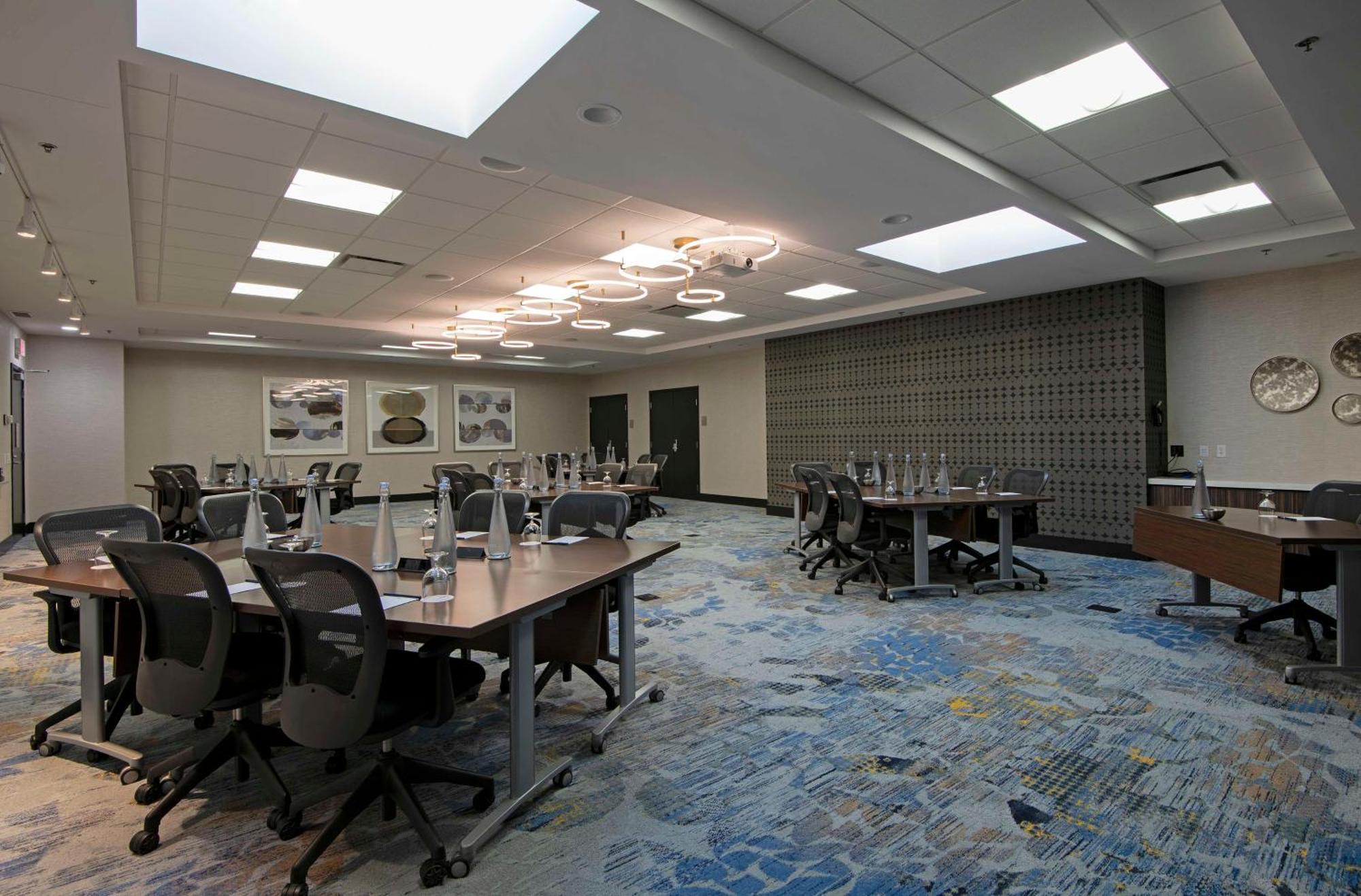 Hotel Doubletree By Hilton West Edmonton Extérieur photo